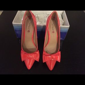 PATENT LEATHER PUMP SHOES